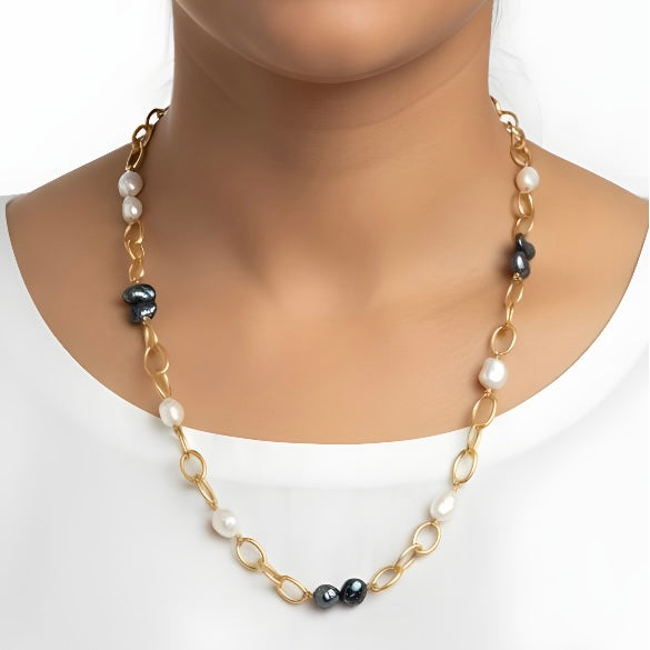 Contrast Pearl Necklace
