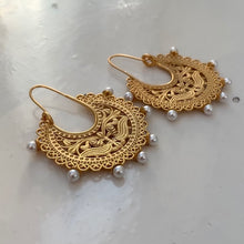 Load image into Gallery viewer, Chaand Earrings