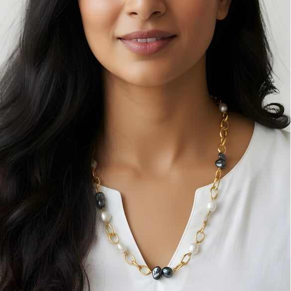 Contrast Pearl Necklace