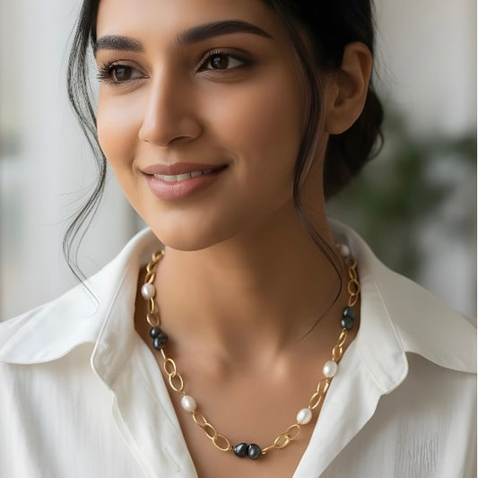 Contrast Pearl Necklace