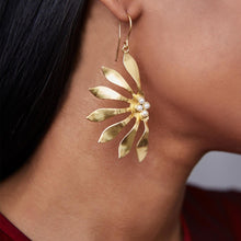 Load image into Gallery viewer, Abstract Flower Earrings