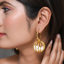 Load image into Gallery viewer, Bouncy Pearl Hoop Earrings