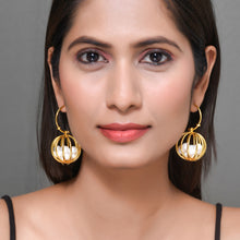 Load image into Gallery viewer, Bouncy Pearl Hoop Earrings