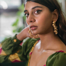 Load image into Gallery viewer, Floral Big Pearl Hoops