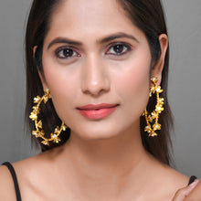 Load image into Gallery viewer, Floral Big Pearl Hoops