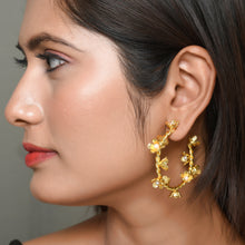Load image into Gallery viewer, Floral Small Pearl Hoops