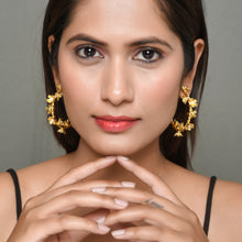 Load image into Gallery viewer, Floral Small Pearl Hoops