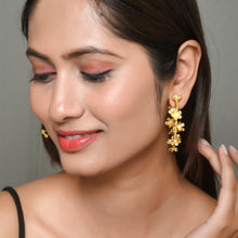 Load image into Gallery viewer, Floral Small Pearl Hoops