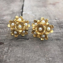 Load image into Gallery viewer, Flower Studs