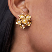 Load image into Gallery viewer, Flower Studs