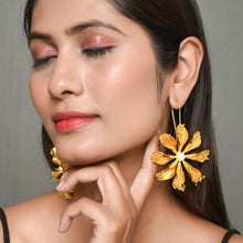 Load image into Gallery viewer, Hanging Flower Earrings