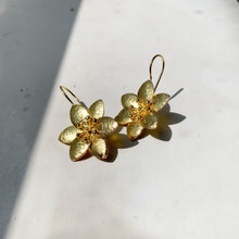 Load image into Gallery viewer, Textured Flower Earrings