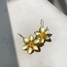 Load image into Gallery viewer, Textured Flower Earrings
