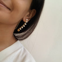 Load image into Gallery viewer, Pearl Hook Earrings
