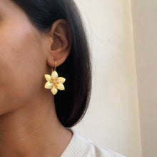 Load image into Gallery viewer, Textured Flower Earrings