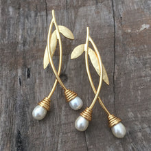 Load image into Gallery viewer, Leafy Pearl Earrings