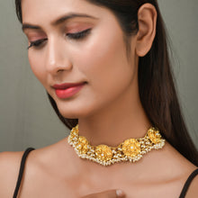 Load image into Gallery viewer, Pearl Cluster Chain Choker