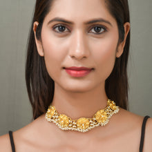 Load image into Gallery viewer, Pearl Cluster Chain Choker