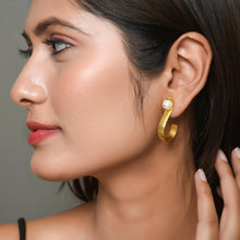 Load image into Gallery viewer, Pearl S Hoops