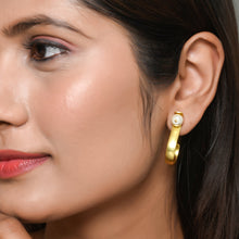 Load image into Gallery viewer, Pearl S Hoops