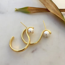 Load image into Gallery viewer, Pearl S Hoops