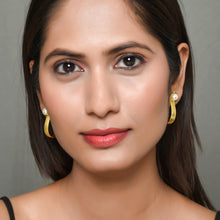 Load image into Gallery viewer, Pearl S Hoops
