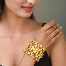 Load image into Gallery viewer, Statement Floral Bracelet with Pearls
