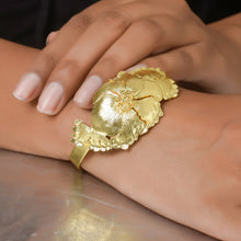Load image into Gallery viewer, Textured Floral Bracelet